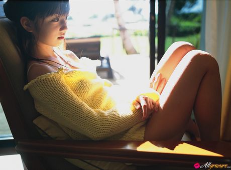 茶色の目をした日本の美人、小倉優子が庭で服を脱いでポーズをとる