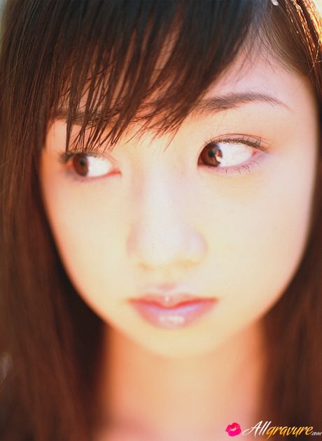 茶色の目をした日本の美人、小倉優子が庭で服を脱いでポーズをとる