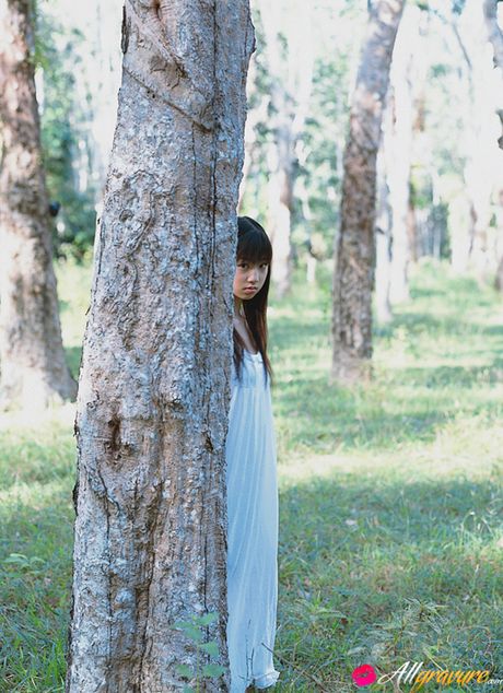 茶色の目をした日本の美人、小倉優子が庭で服を脱いでポーズをとる