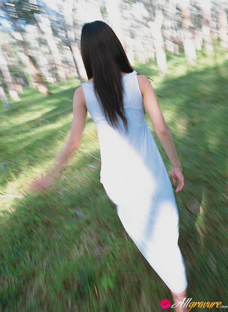 Brown-eyed Japanese beauty Yuko Ogura strips and poses in the garden