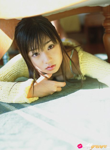 茶色の目をした日本の美人、小倉優子が庭で服を脱いでポーズをとる