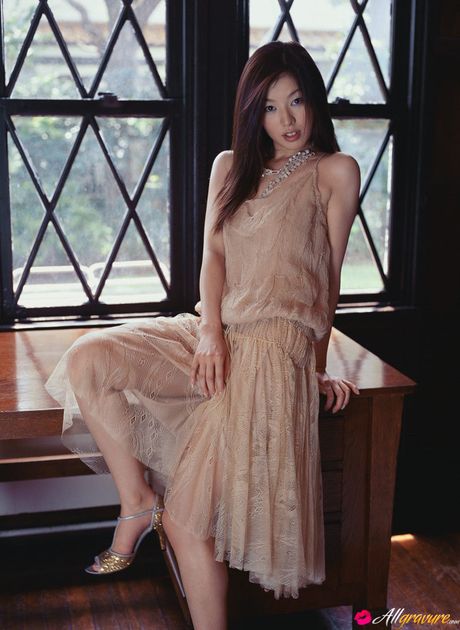 亞洲女孩 Kanako Yamaguchi 展示她的小乳房並獨自擺姿勢