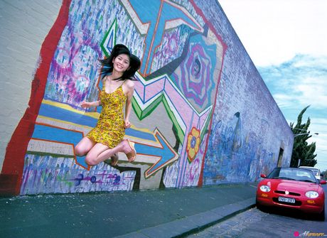 Asiatisk pige Fumina Hara tager sin kjole af og viser sine fantastiske bryster