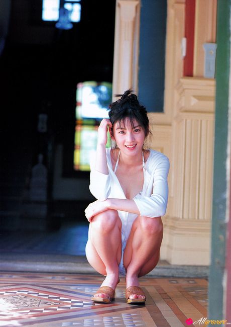 Asiatisk pige Fumina Hara tager sin kjole af og viser sine fantastiske bryster