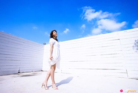 Asiatisk babe Megumi Yasu afslører sin lækre røv og poserer solo