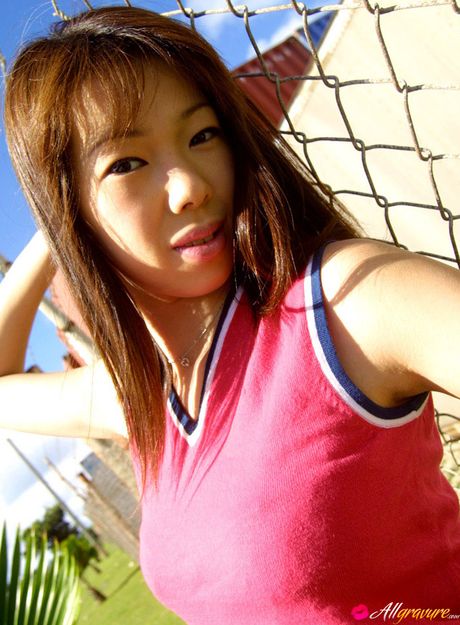 亞洲美女 Hikari Inoue 在海灘上展示她巨大的乳房，並赤裸上身