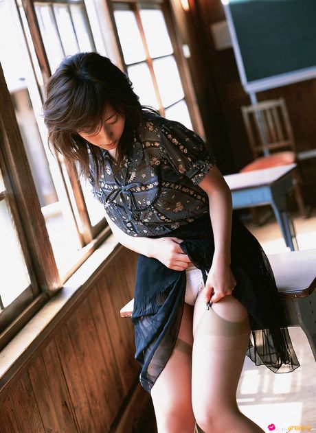 Asiatisk pige Momoko Tani præsenterer sine pæne bryster og poserer solo