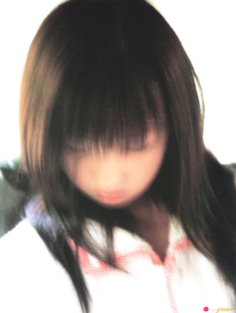 Asiatisk pige Yuko Ogura afslører sine små bryster og poserer solo