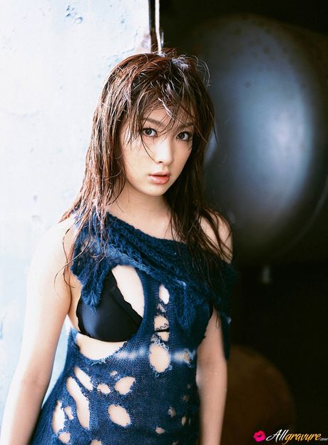 Den asiatiske model Saki Seto viser sin fantastiske krop frem i et sort sæt med bh og trusser