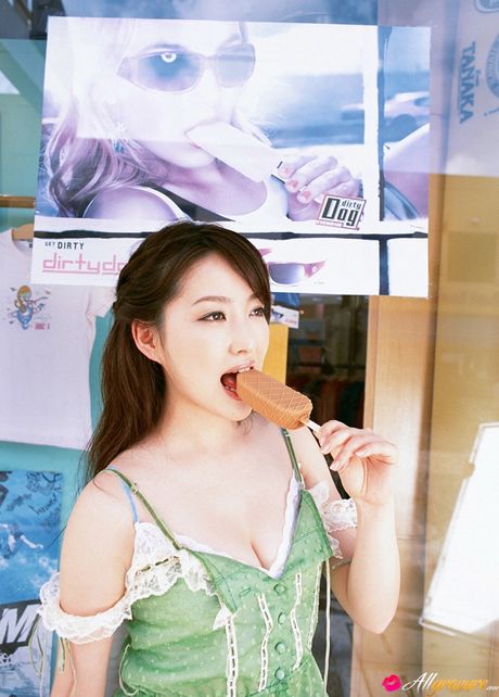 Den asiatiske model Saki Seto viser sin fantastiske krop frem i et sort sæt med bh og trusser