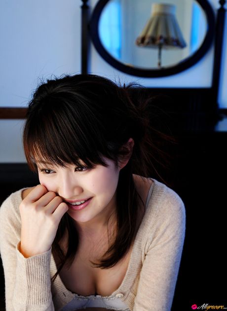 亞洲封面女郎 Ai Takabe 戴眼鏡裸體露出陰部