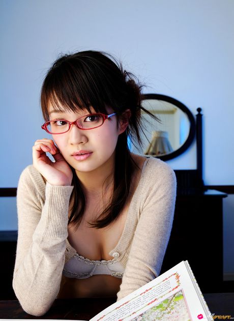 亞洲封面女郎 Ai Takabe 戴眼鏡裸體露出陰部