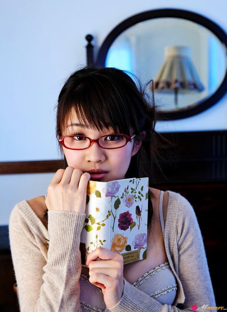 亞洲封面女郎 Ai Takabe 戴眼鏡裸體露出陰部