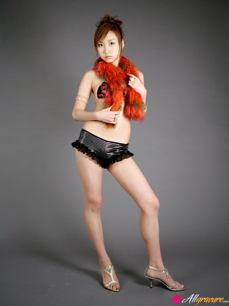 Brunøjede japanske babe Aya Kiguchi poserer solo