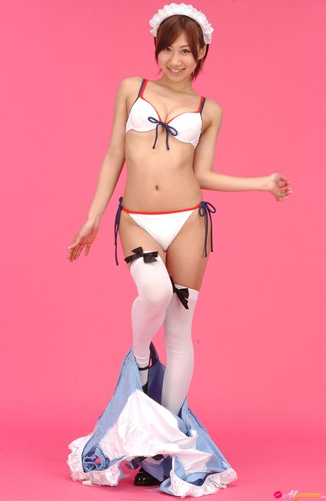 Dejlig asiatisk babe Honoka Sekiguchi viser sin store røv og sin glatbarberede fisse frem