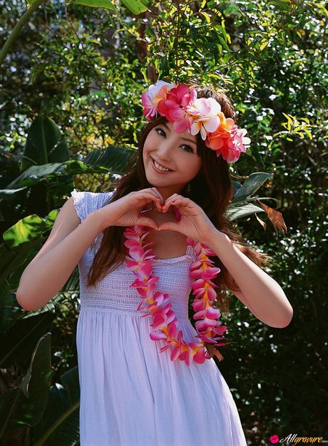 亞洲娃娃佐佐木希在自行車上自慰前脫光衣服