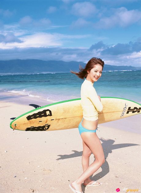 Asiatisk dukke Nozomi Sasaki bliver nøgen, før hun onanerer på en cykel