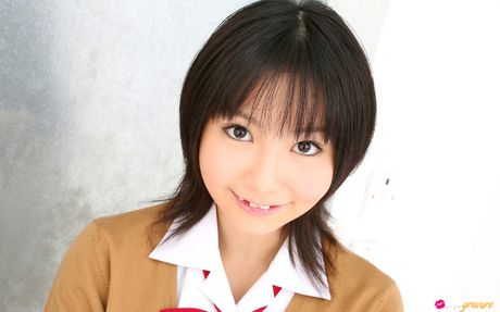 Nene Kamiya 是一位喜歡炫耀自己身體的日本青少年