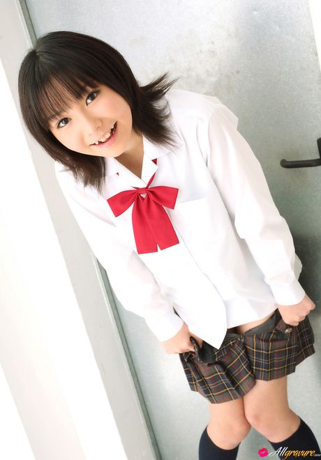 Nene Kamiya 是一位喜歡炫耀自己身體的日本青少年