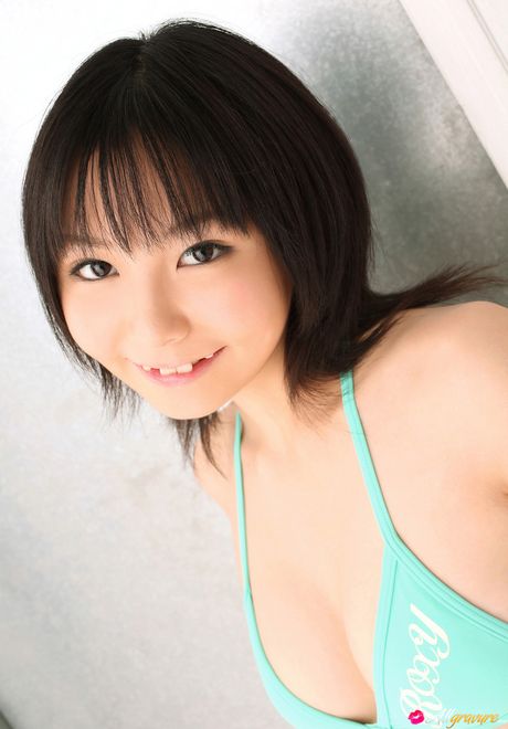 Nene Kamiya 是一位喜歡炫耀自己身體的日本青少年