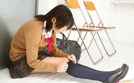 Nene Kamiya 是一位喜歡炫耀自己身體的日本青少年