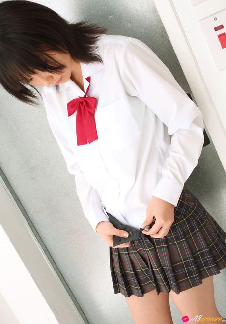 Nene Kamiya 是一位喜歡炫耀自己身體的日本青少年