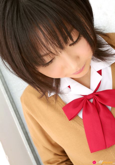 Nene Kamiya 是一位喜歡炫耀自己身體的日本青少年