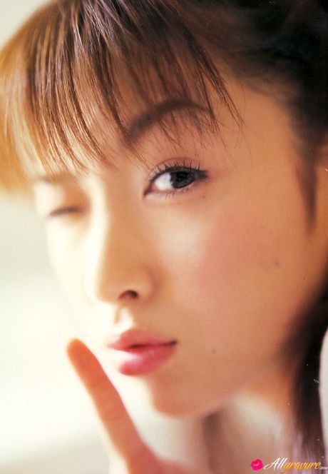 Den asiatiske covergirl Saki Seto viser sine små bryster og poserer i en bikini