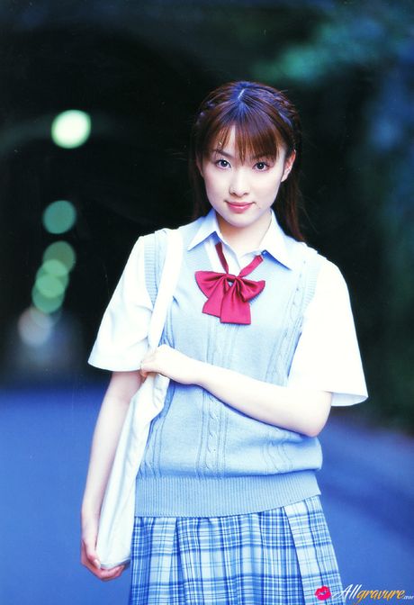 Den asiatiske covergirl Saki Seto viser sine små bryster og poserer i en bikini