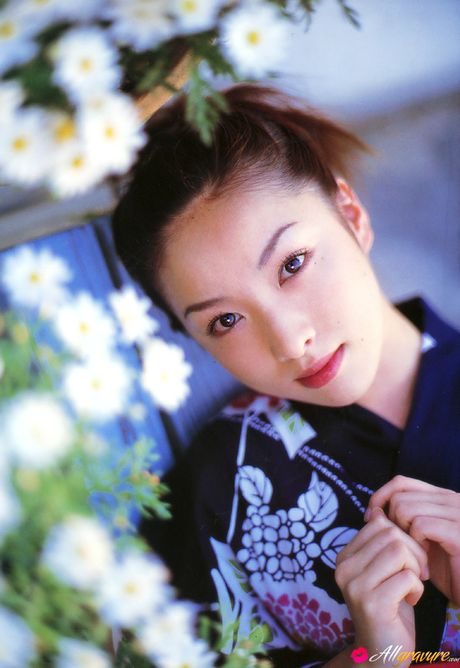 Den asiatiske covergirl Saki Seto viser sine små bryster og poserer i en bikini