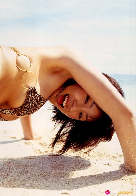 亞洲女孩神樂坂惠脫下比基尼，展示她的巨乳