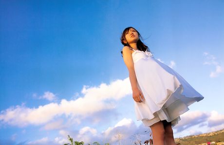 棕色眼睛和棕色頭髮，她是一位天生麗質的人