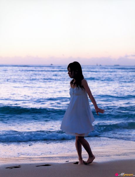 棕色眼睛和棕色頭髮，她是一位天生麗質的人