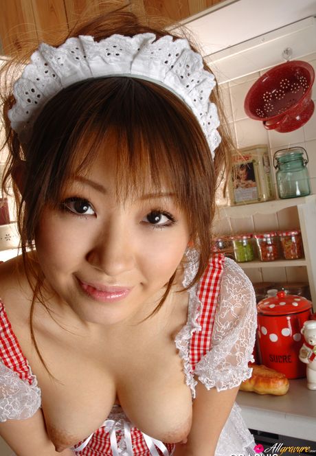 Fantastisk asiatisk teenager Kosaka Reon stripper og demonstrerer sin lækre røv i køkkenet