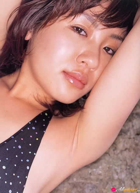 Asiatisk dukke Megumi Kagurazaka praler med sine fantastiske meloner og poserer solo