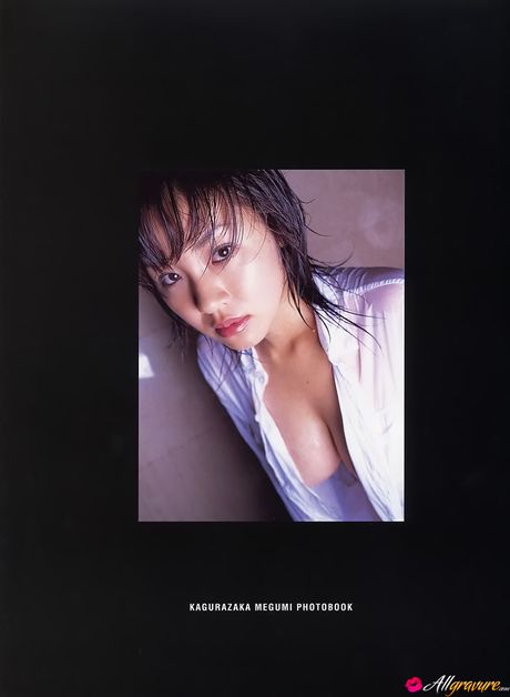 Asiatisk dukke Megumi Kagurazaka praler med sine fantastiske meloner og poserer solo