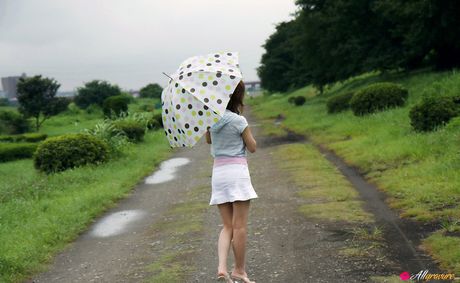 亞洲美女 Sakurako 在野花叢中展示她的乳房和臀部