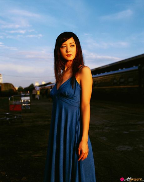 アジアの女の子、小松彩香がソロで彼女の素晴らしい巨乳とポーズを披露