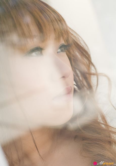 ゴージャスな日本の美女、落合真美が挑発的にベッドの上ですべてを脱ぎ捨てる