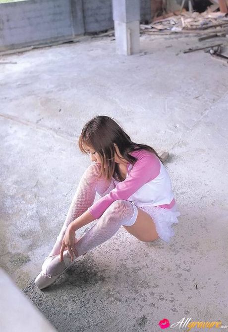 Asiatisk pige Sumire Ogawa får en creampie efter en fingerfuck