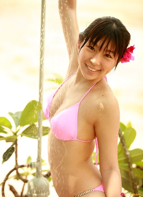 Asiatisk teenager Saya Hikita tager sin bikini af og viser sine fantastiske meloner frem