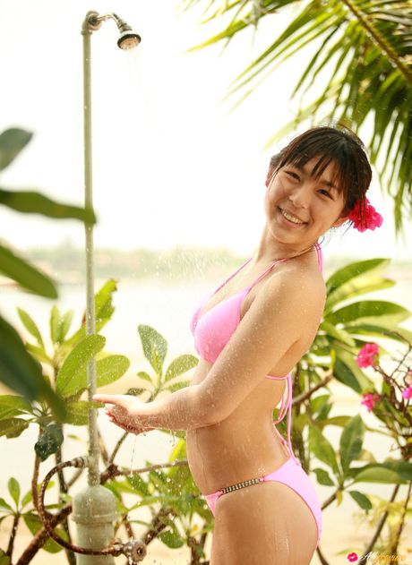 Asiatisk teenager Saya Hikita tager sin bikini af og viser sine fantastiske meloner frem