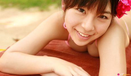 Asiatisk teenager Saya Hikita tager sin bikini af og viser sine fantastiske meloner frem