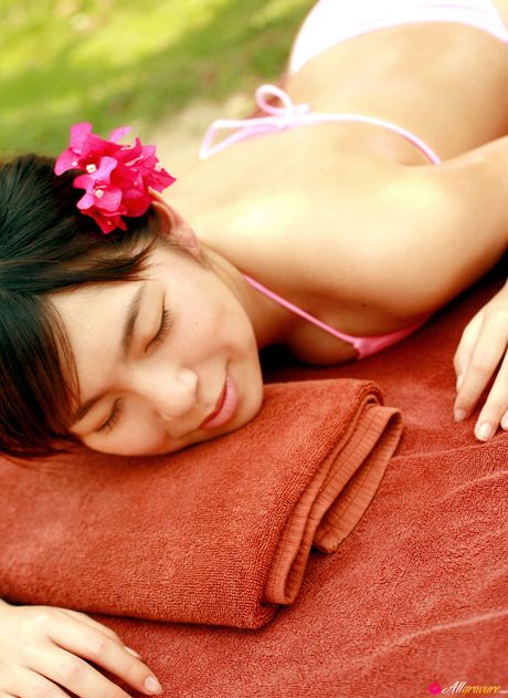 亞洲女孩 Saya Hikita 脫下比基尼，炫耀她迷人的乳房