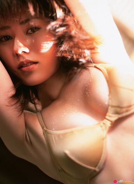 Asiatisk pige Momoko Tani demonstrerer sine flade bryster og poserer solo