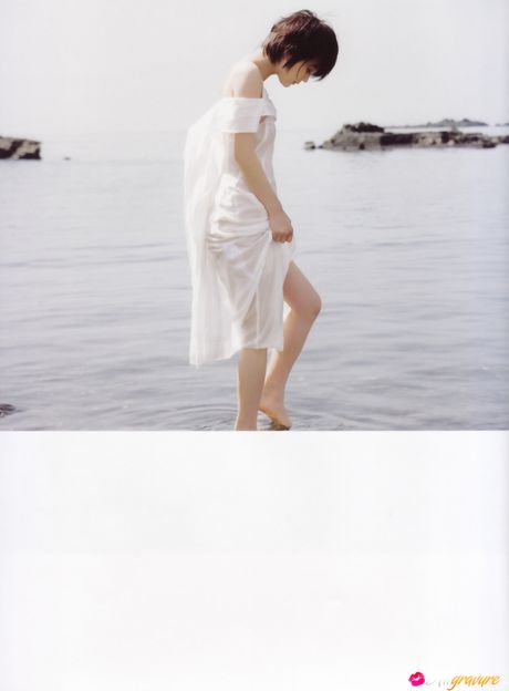 亞洲美女堀北真希戴著黑色帽子，身穿牛仔夾克，全裸上身