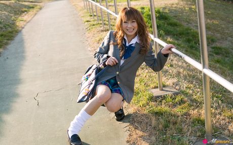 Asiatisk dukke Mami Ochiai bliver nøgen i et felt med vilde blomster