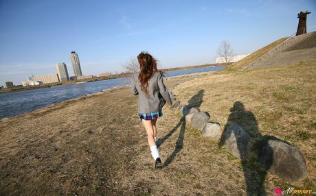 Asiatisk dukke Mami Ochiai bliver nøgen i et felt med vilde blomster