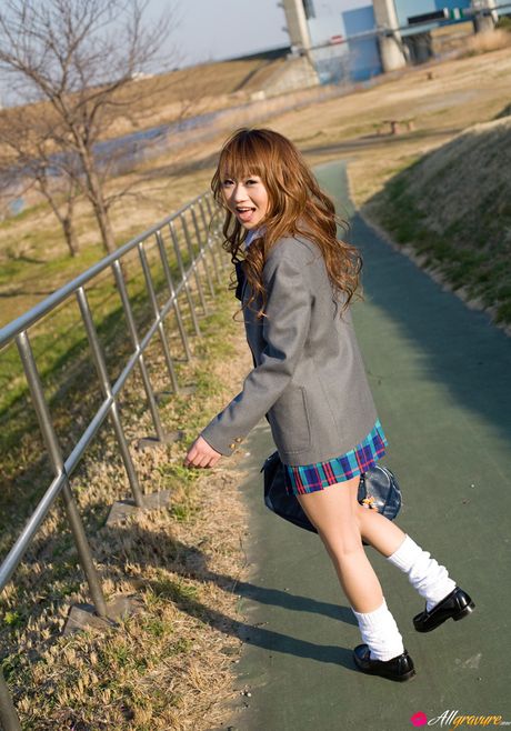 Asiatisk dukke Mami Ochiai bliver nøgen i et felt med vilde blomster