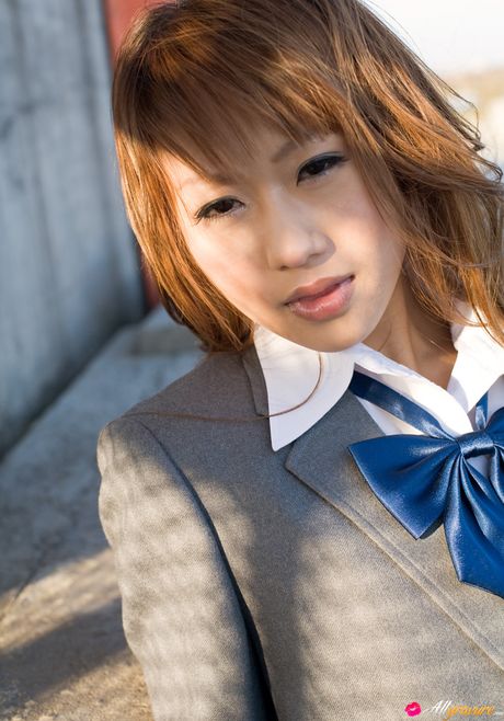 Asiatisk dukke Mami Ochiai bliver nøgen i et felt med vilde blomster